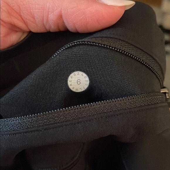 Lululemon‎ Size 6 Black Crop Legging Unique Swirly Mesh Design Great Condition - Picture 2 of 8